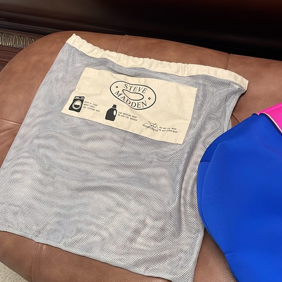 Steve Madden Bright Pink and Royal Blue Satchel with wash bag - Picture 4 of 5